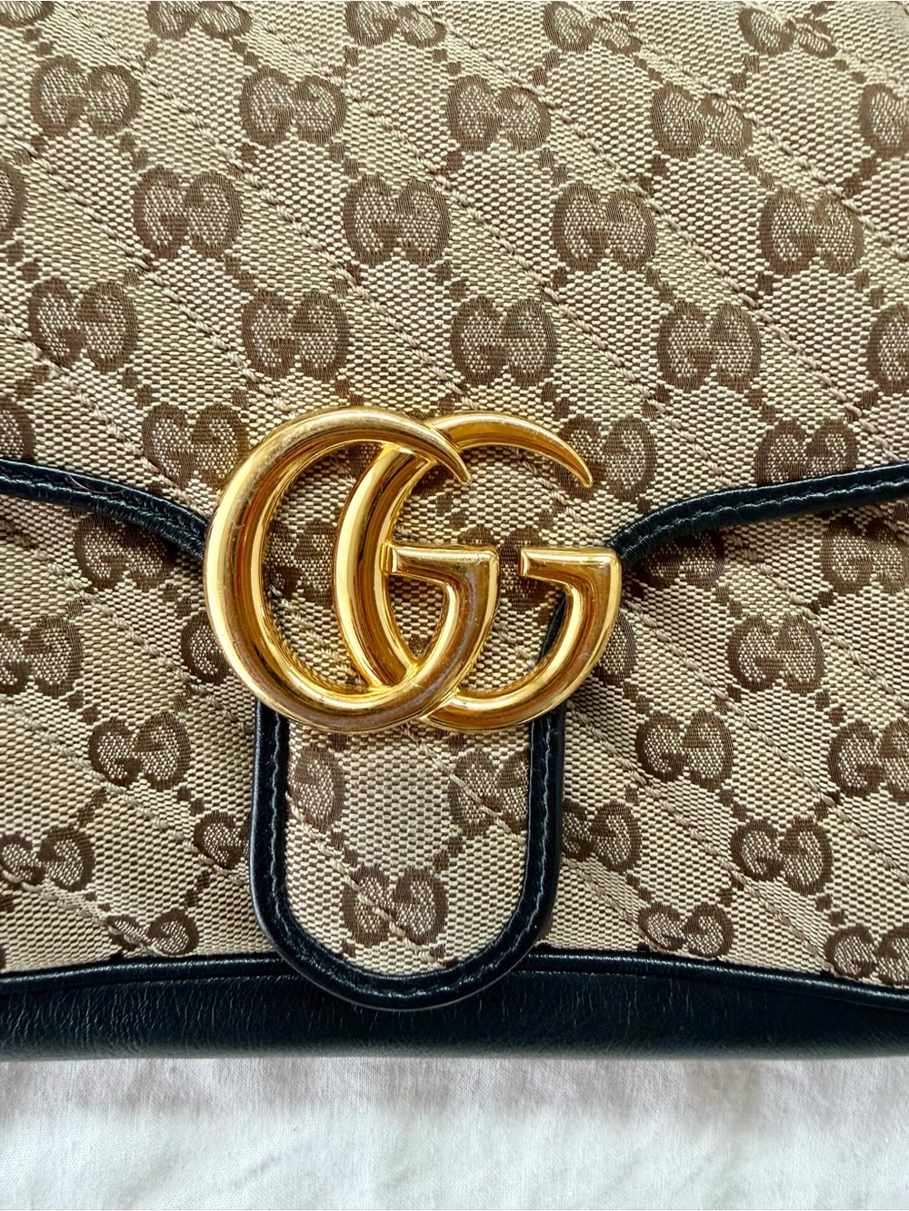 Gucci Beige GG Supreme Monogram Shoulder Bag with Black Trim - Picture 3 of 7